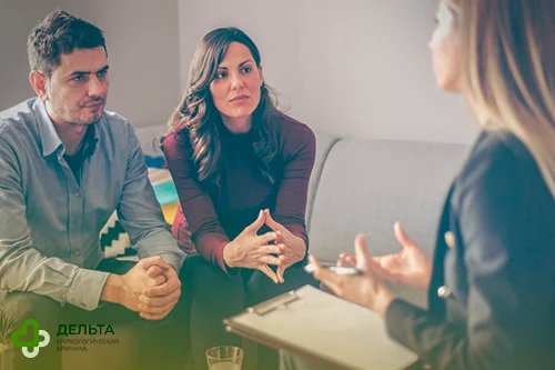 Муж и жена на приёме у психолога