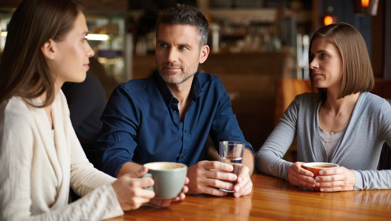 Группа людей культурно проводит время